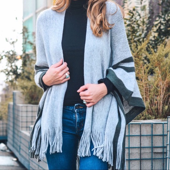 1 LEFT SALE‼️Layla Fringed Ruana - Picture 2 of 6